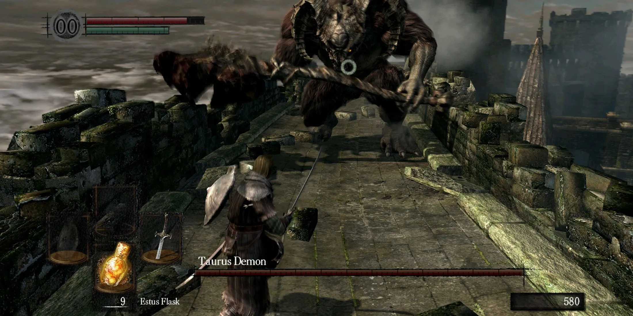 Người chơi đối mặt với Taurus Demon, một boss đáng sợ trong Dark Souls