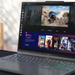 Người chơi tận hưởng Doom: The Dark Ages qua Xbox Game Pass trên laptop Legion Slim 7i