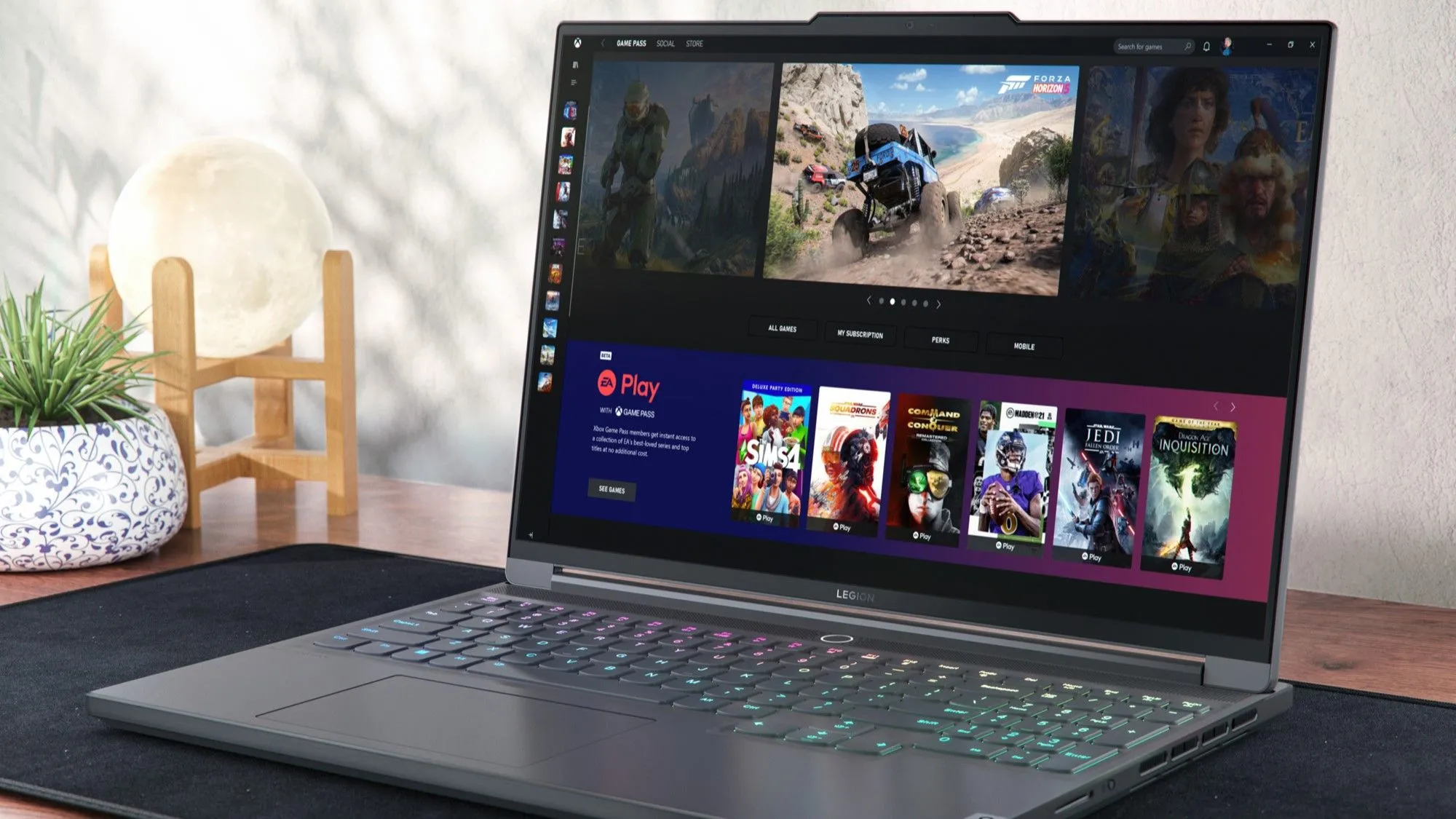 Người chơi tận hưởng Doom: The Dark Ages qua Xbox Game Pass trên laptop Legion Slim 7i