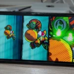 Người chơi tận hưởng Mario Strikers Battle League trên Nintendo Switch OLED cầm tay, thể hiện sự tiện lợi di động của máy console.