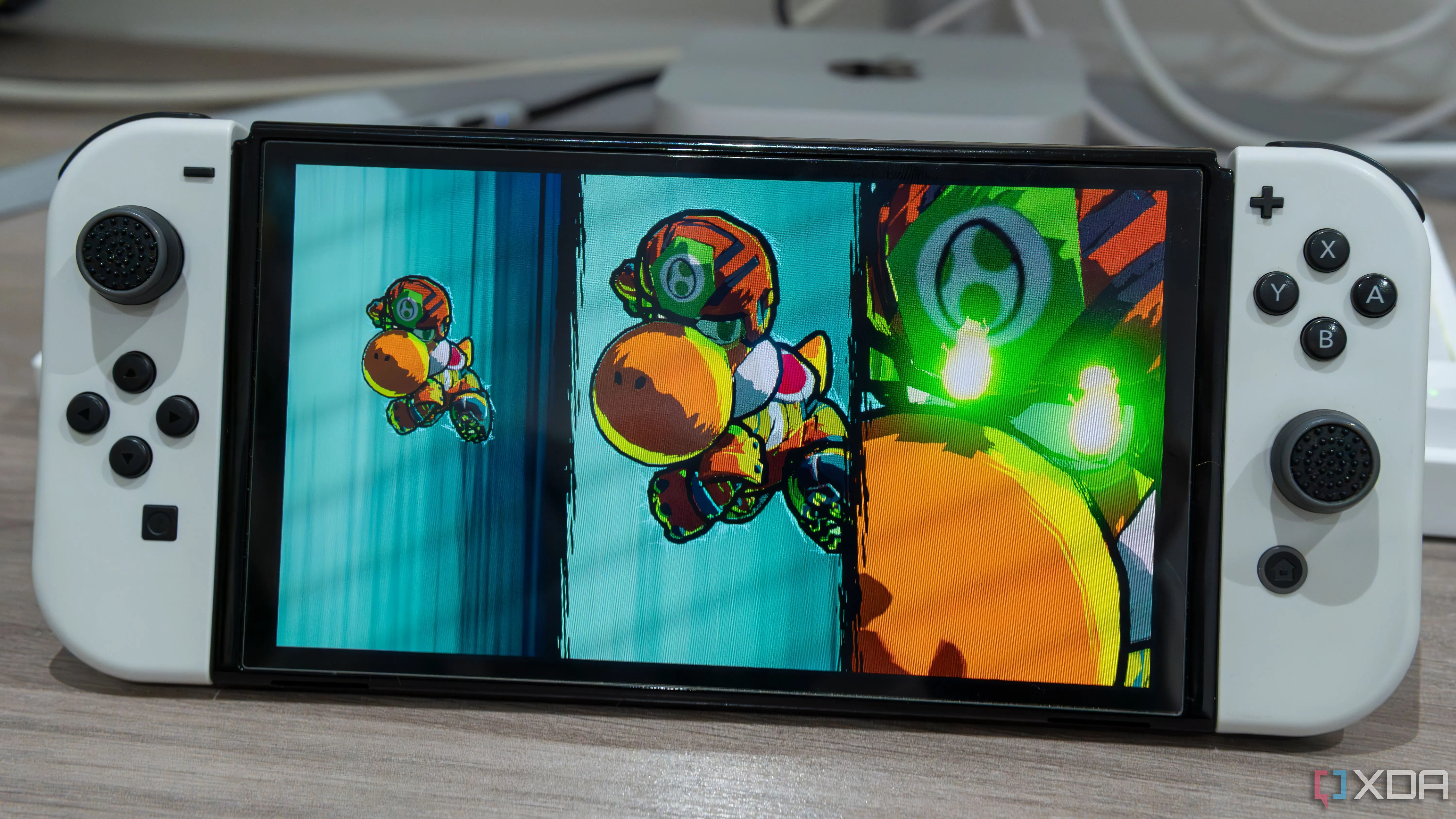Người chơi tận hưởng Mario Strikers Battle League trên Nintendo Switch OLED cầm tay, thể hiện sự tiện lợi di động của máy console.