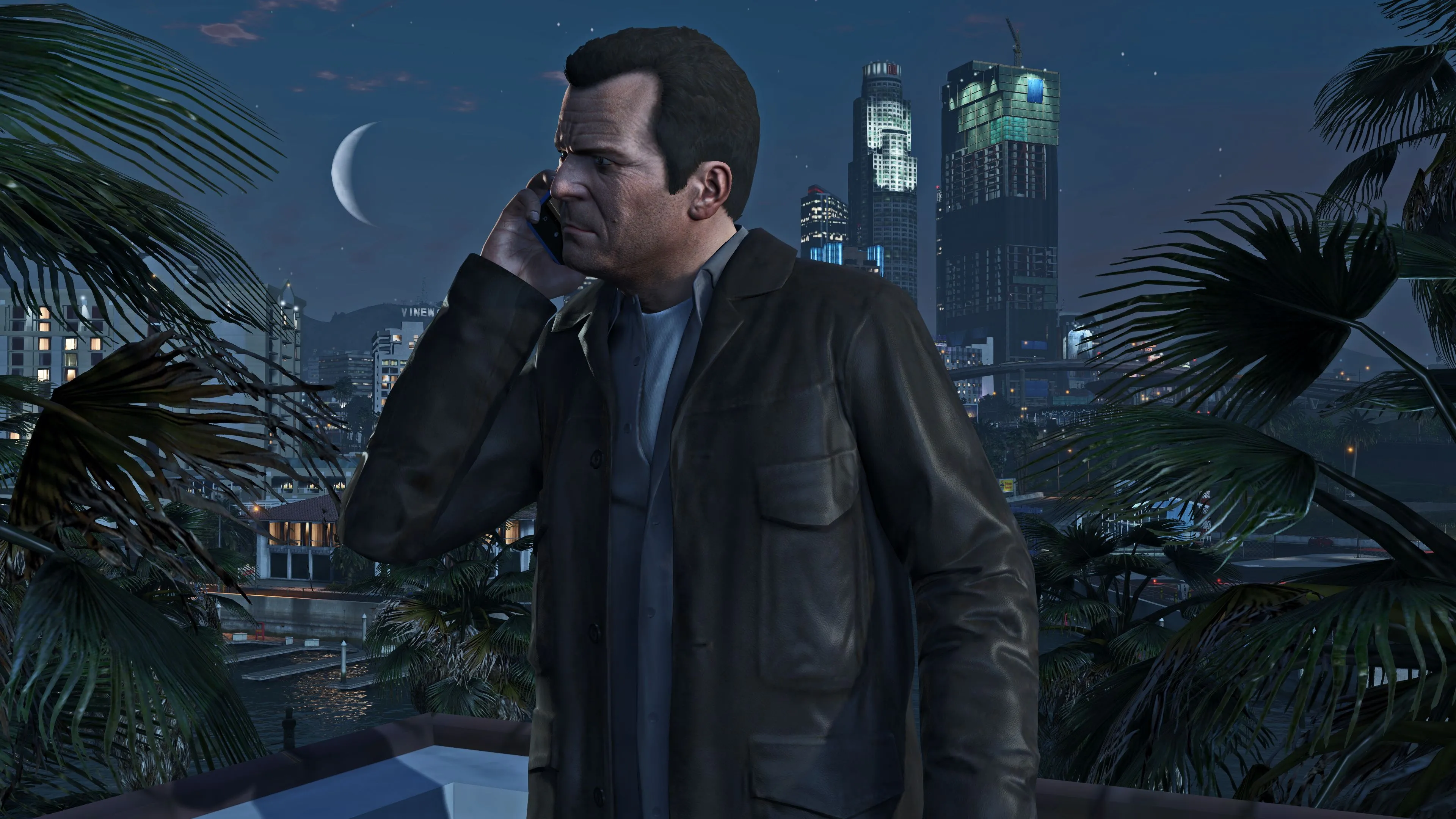 Người đàn ông gọi điện trong Grand Theft Auto V với khung cảnh thành phố ban đêm, minh họa chi phí phát triển game AAA và môi trường game phức tạp.