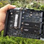 Người đang cầm một chiếc TerraMaster F8 SSD Plus với hai ổ SSD PCIe 3 được lắp vào NAS