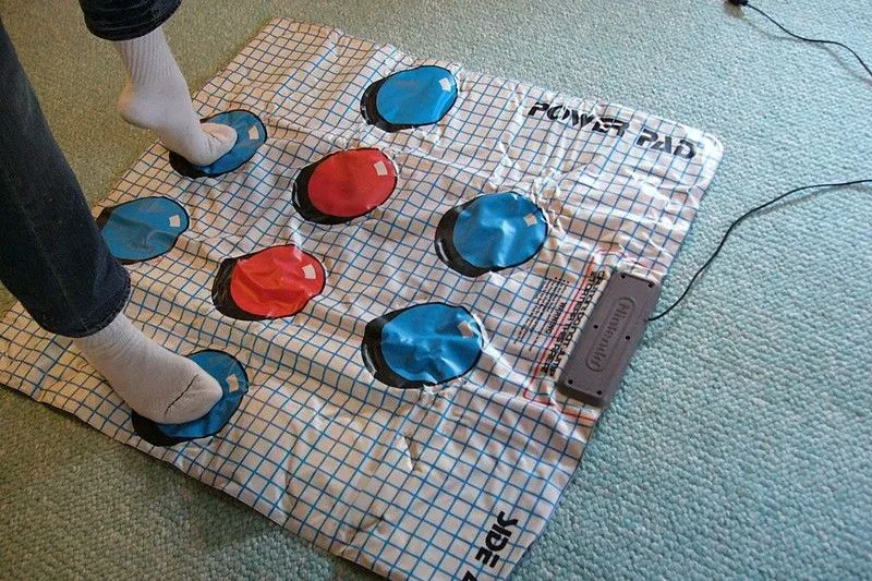 Người đang đứng trên NES Power Pad, phụ kiện tập thể dục game của Nintendo