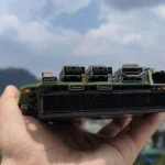 Người dùng cầm trên tay một chiếc mini-PC Intel N100 nhỏ gọn, thể hiện khả năng kết nối và thiết kế tiện lợi