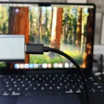 Người dùng cầm vỏ bọc NVMe trước MacBook, cho thấy giải pháp lưu trữ mở rộng