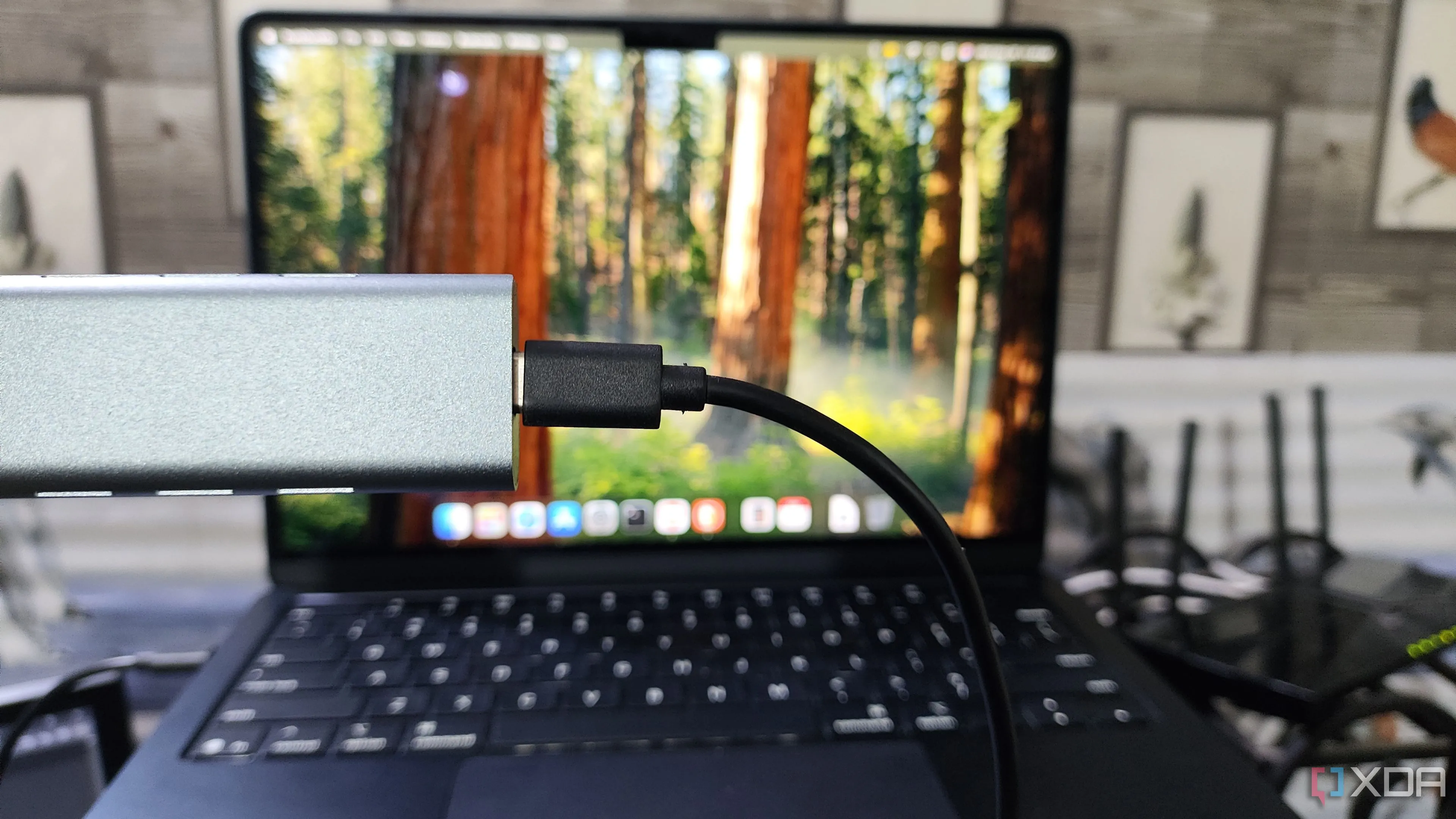 Người dùng cầm vỏ bọc NVMe trước MacBook, cho thấy giải pháp lưu trữ mở rộng