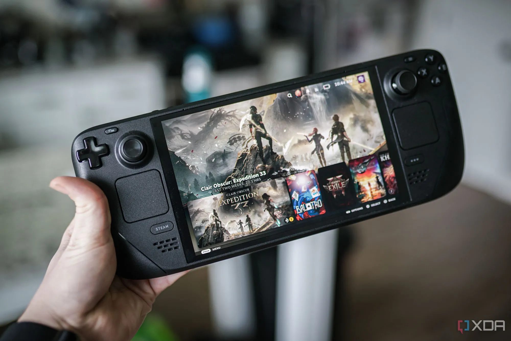 Người dùng đang cầm Steam Deck, biểu thị khả năng tùy chỉnh BIOS để quản lý các cài đặt hiệu suất nâng cao với SimpleDeckyTDP.
