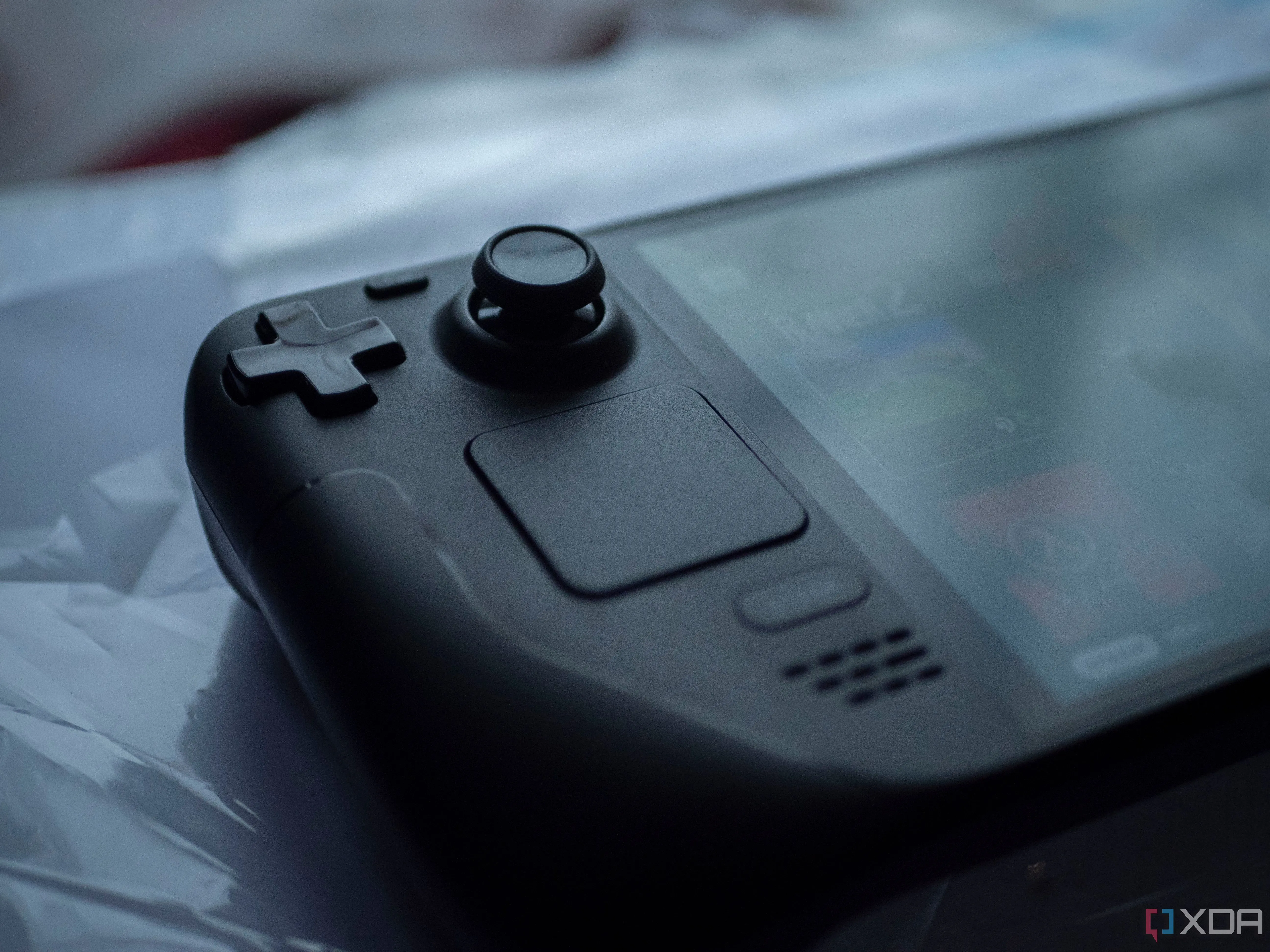 Người dùng đang trải nghiệm game trên Steam Deck OLED với các nút điều khiển rõ ràng