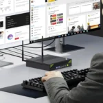 Người dùng làm việc trên Mini PC GMKtec, minh họa khả năng đáp ứng tác vụ hàng ngày và kích thước tiện lợi