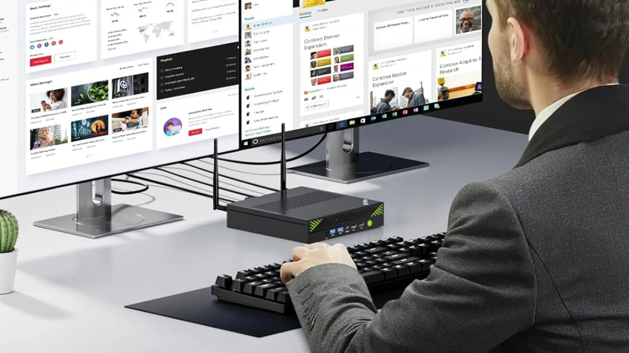 Người dùng làm việc trên Mini PC GMKtec, minh họa khả năng đáp ứng tác vụ hàng ngày và kích thước tiện lợi