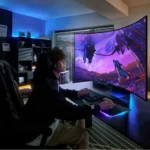 Người dùng trải nghiệm chơi game trên màn hình Samsung Odyssey Ark 55 inch cong