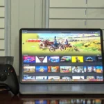 Người dùng trải nghiệm Nvidia GeForce Now Ultimate trên laptop cùng tay cầm Xbox, thể hiện khả năng chơi game mượt mà