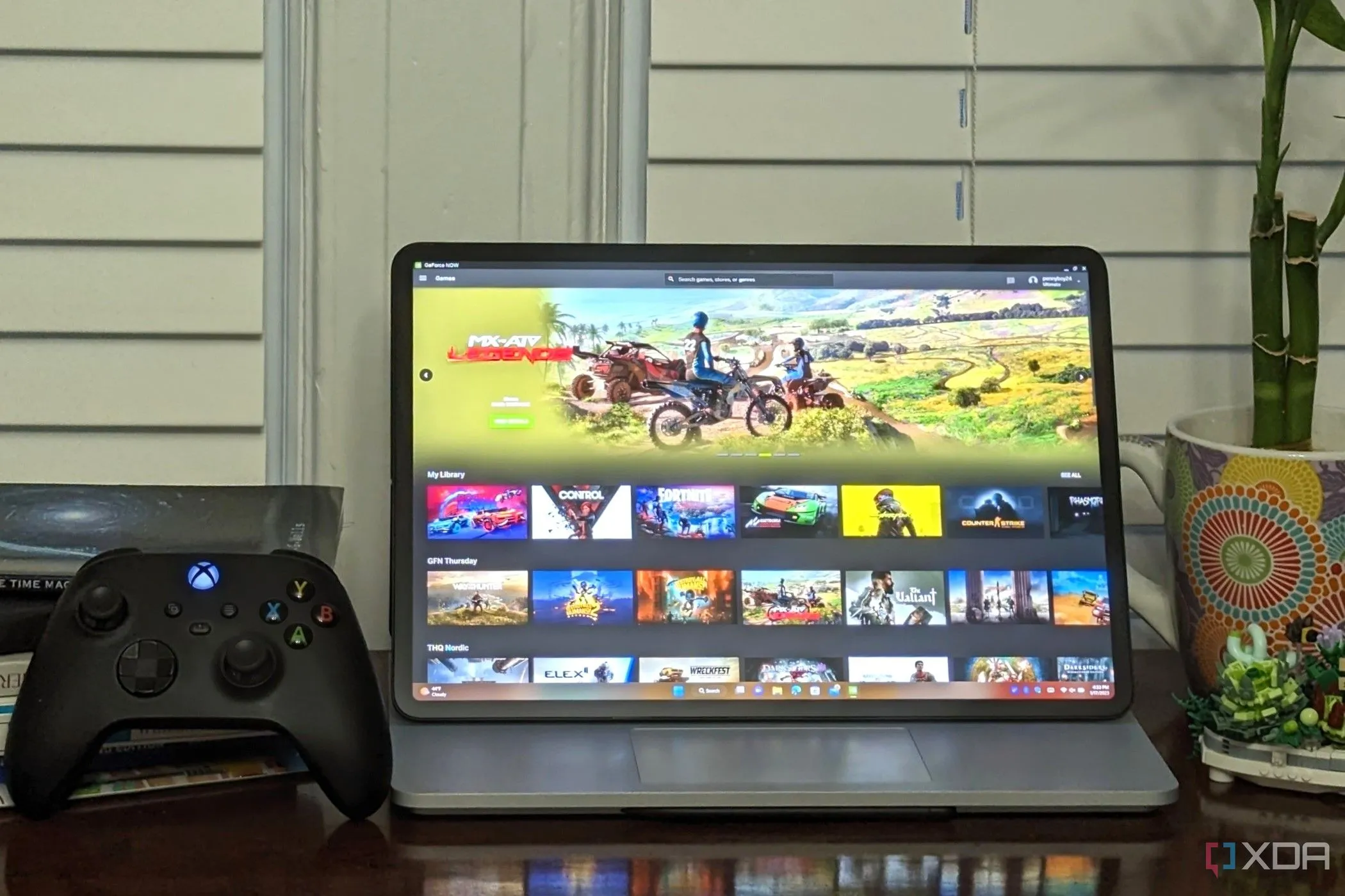 Người dùng trải nghiệm Nvidia GeForce Now Ultimate trên laptop cùng tay cầm Xbox, thể hiện khả năng chơi game mượt mà