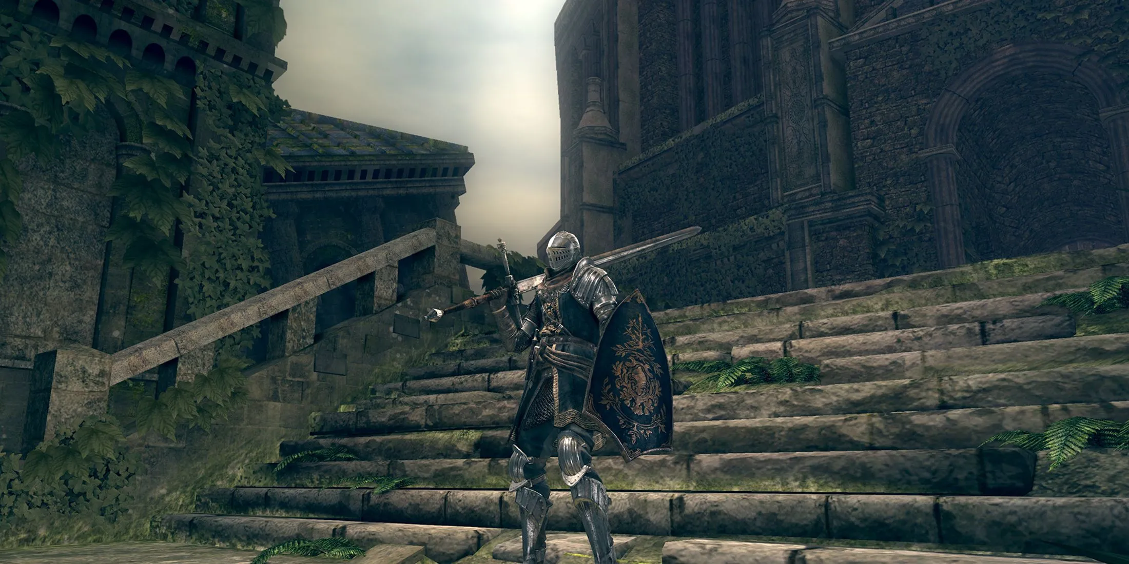 Nhân vật Dark Souls đứng trên cầu thang lớn, nhìn về phía chân trời u ám