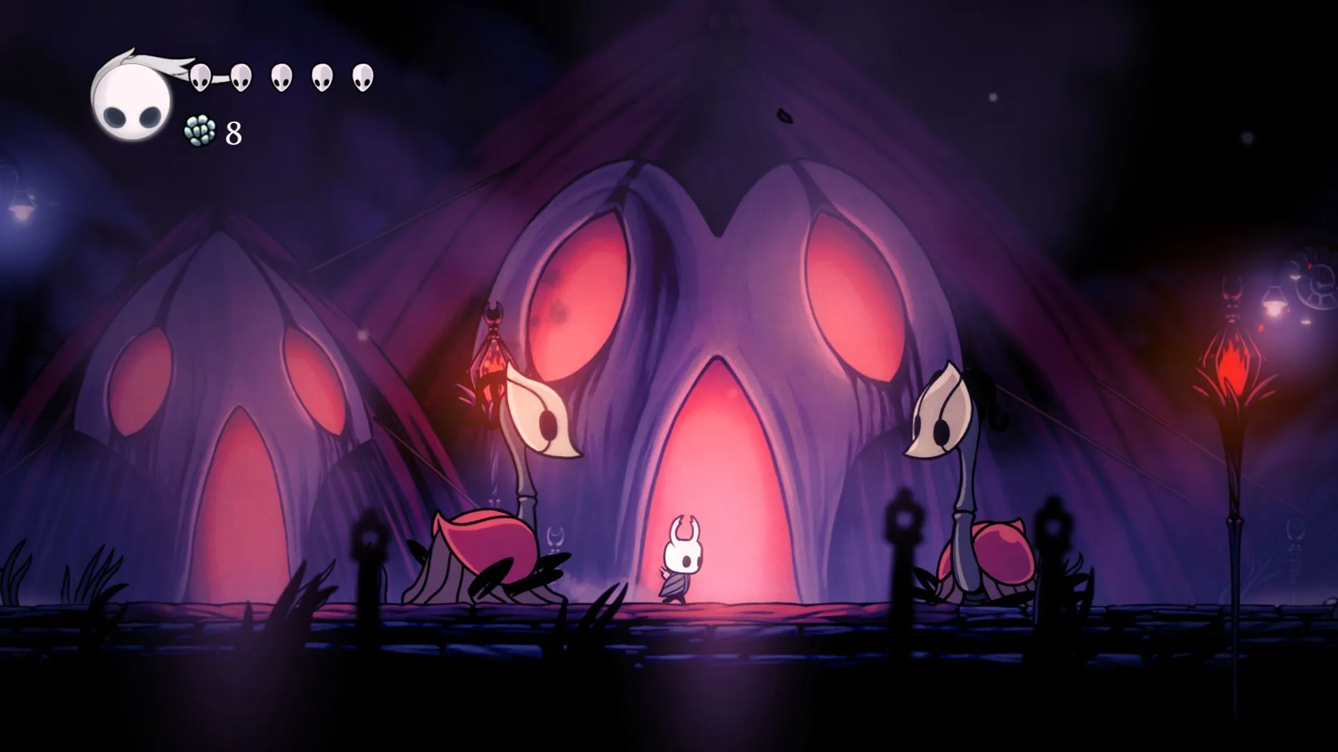 Nhân vật hiệp sĩ cô đơn đứng giữa hai sinh vật kỳ ảo trong thế giới Hollow Knight, minh họa phong cách nghệ thuật độc đáo của tựa game indie kinh điển trong đợt giảm giá Steam.