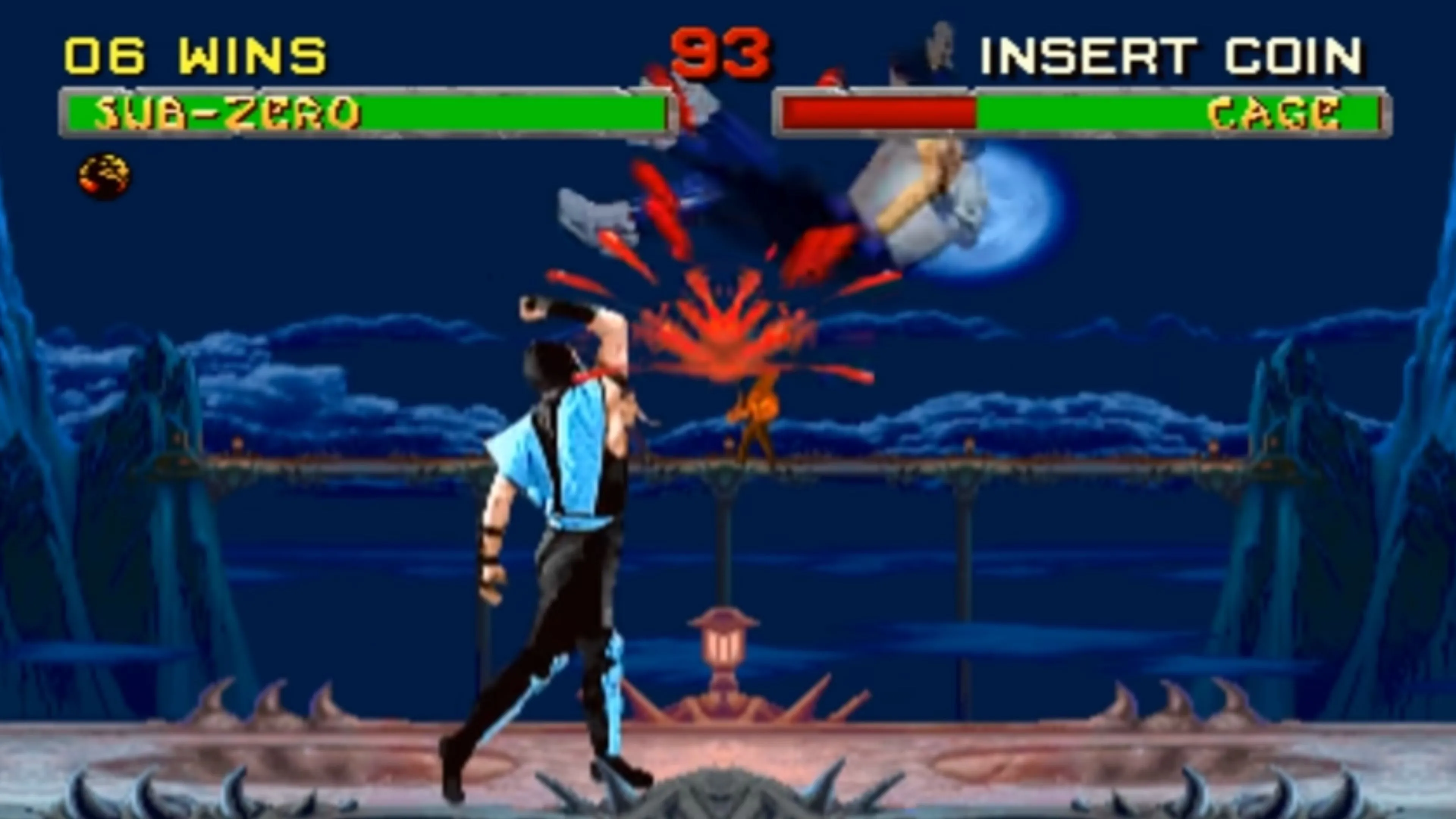 Nhân vật Sub-Zero và Johnny Cage chiến đấu trong Mortal Kombat II
