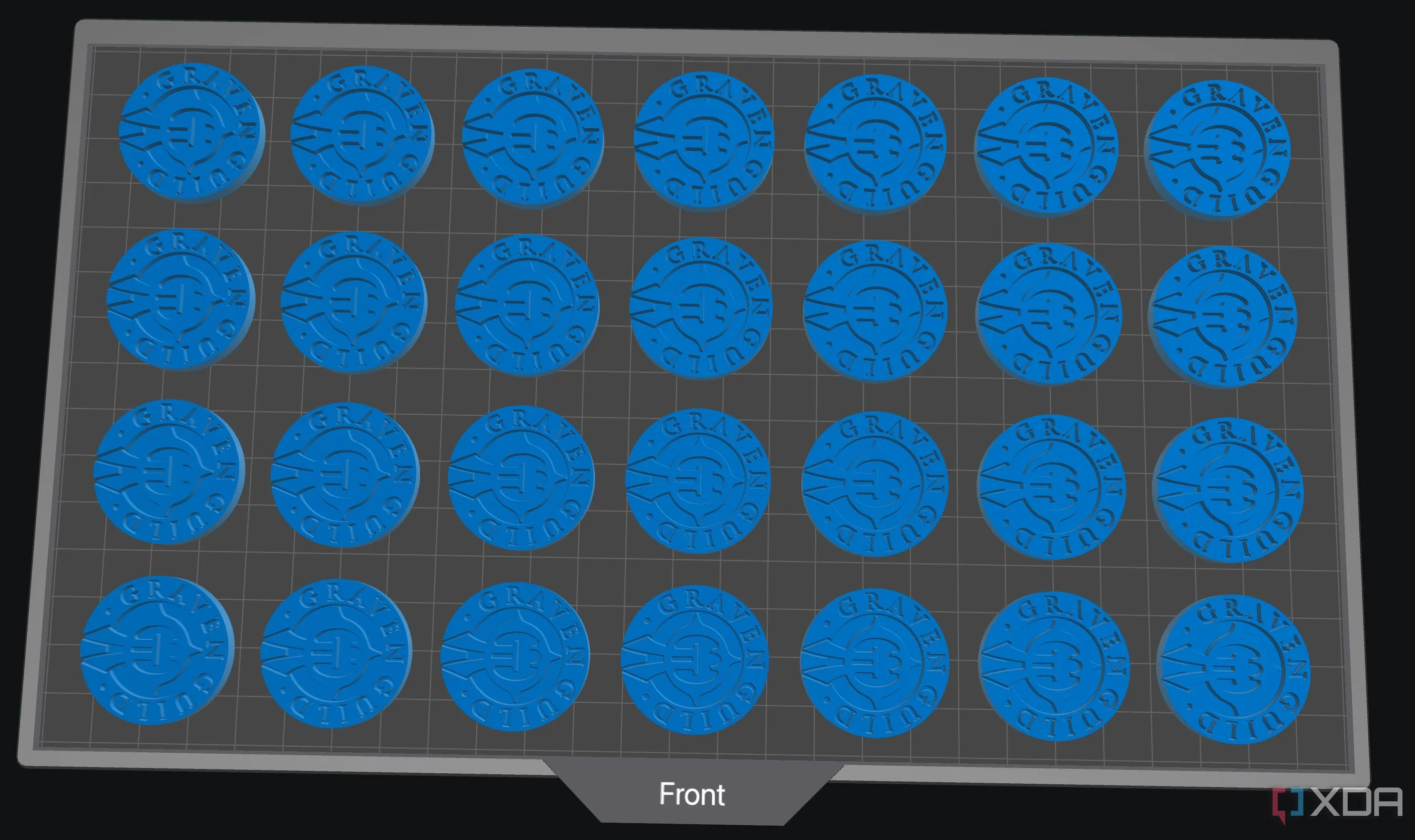 Nhiều mô hình token nhỏ được in 3D resin hàng loạt trên cùng một mâm in, thể hiện tốc độ và hiệu quả khi sản xuất số lượng lớn.