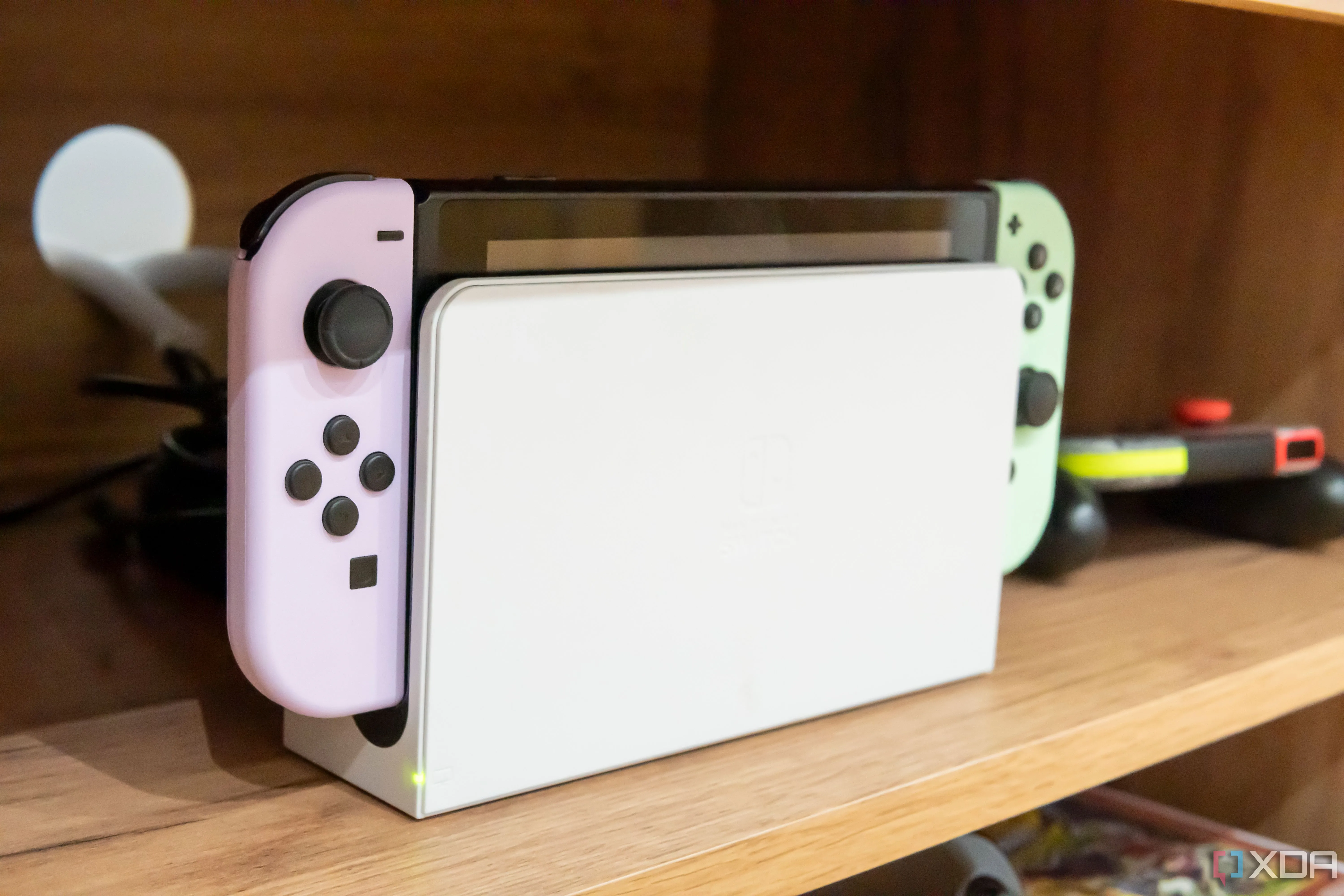 Nintendo Switch đặt trong dock sạc, minh họa tính năng kết nối TV và tính linh hoạt của hệ máy console.