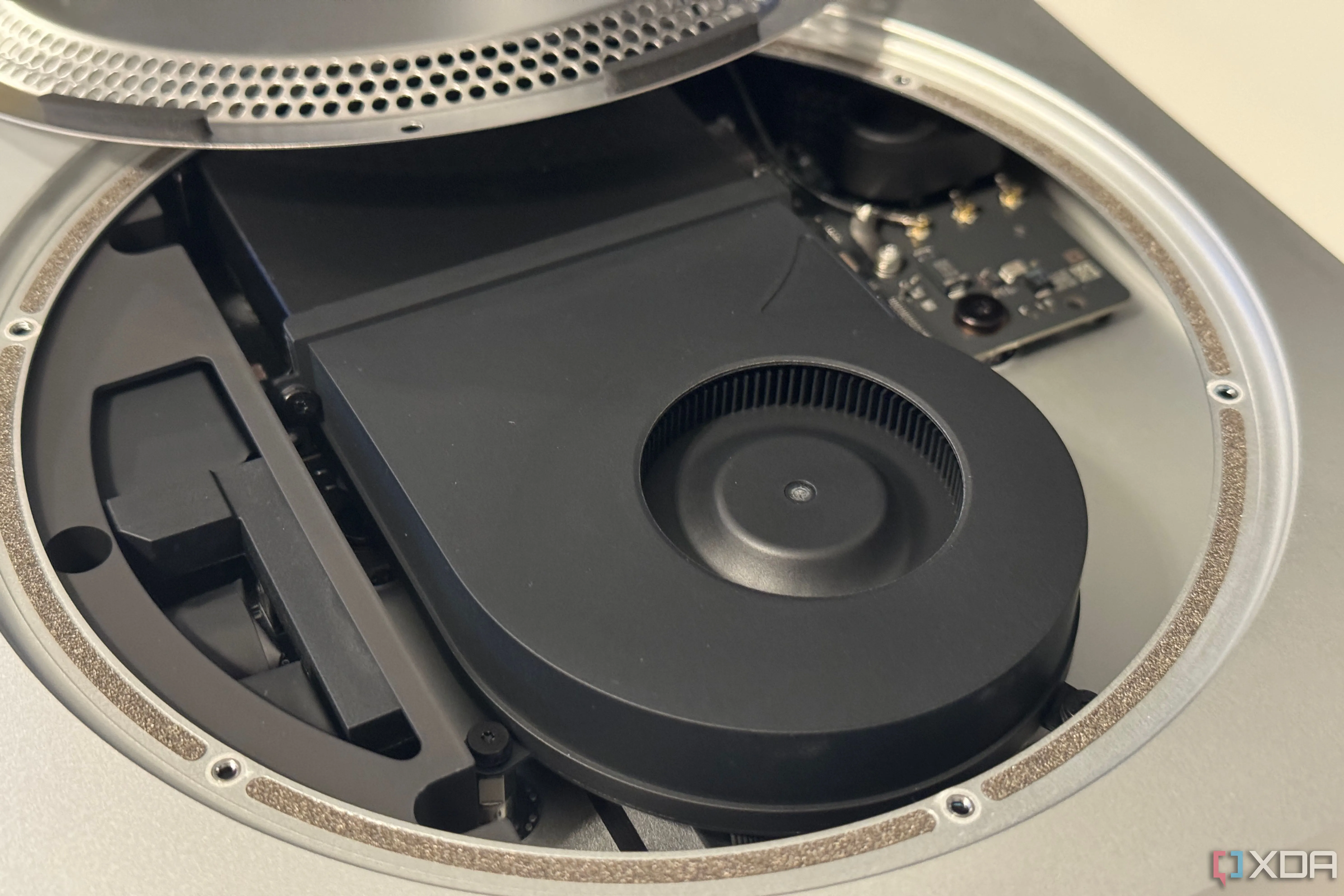 Nội thất Mac Mini M2 cho thấy không gian trống và tiềm năng thiết kế chip Arm linh hoạt