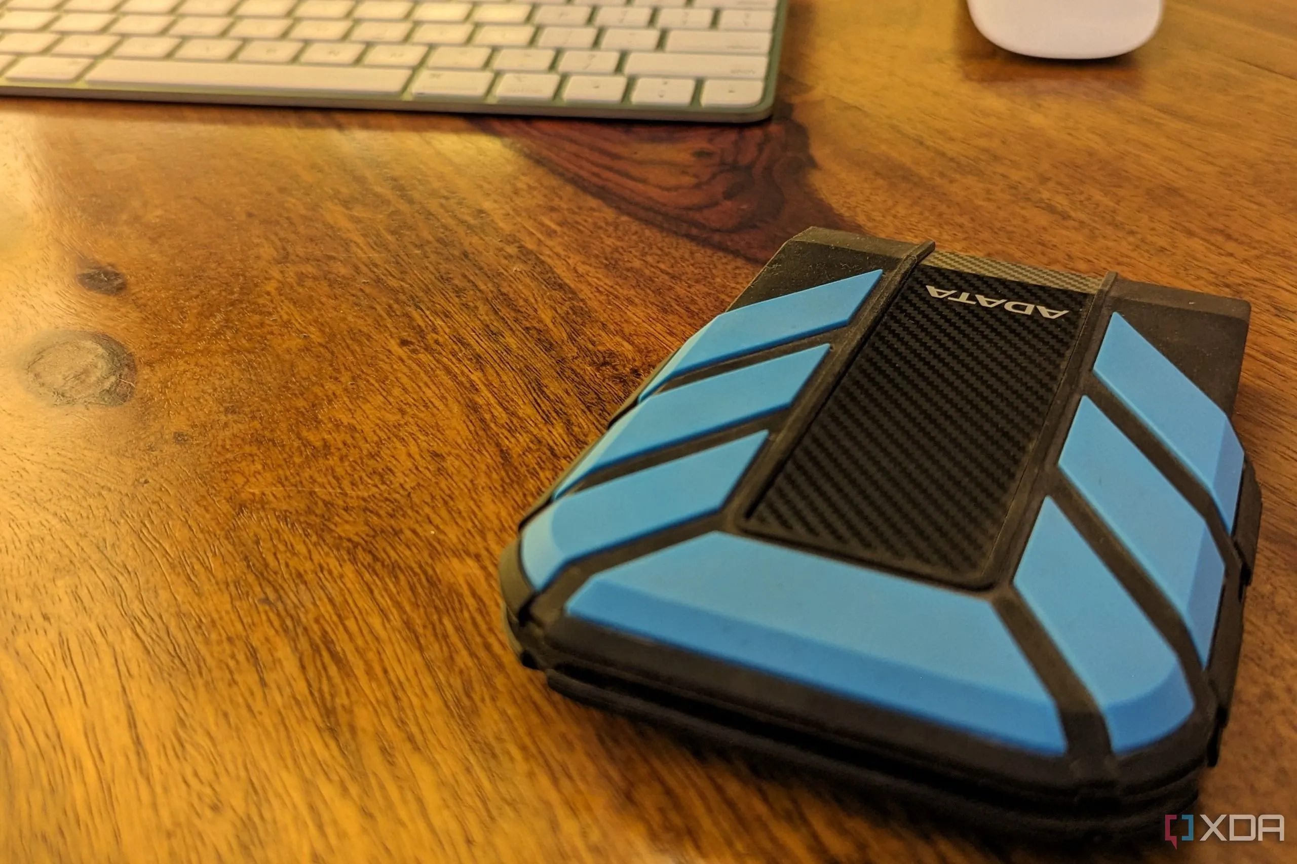 Ổ cứng di động Adata HD710 Pro 2TB trên bàn làm việc
