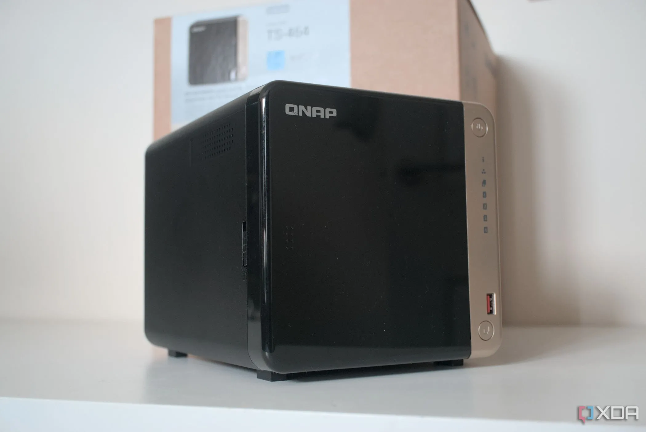 Ổ cứng HDD QNAP TS-464 góc nhìn nghiêng