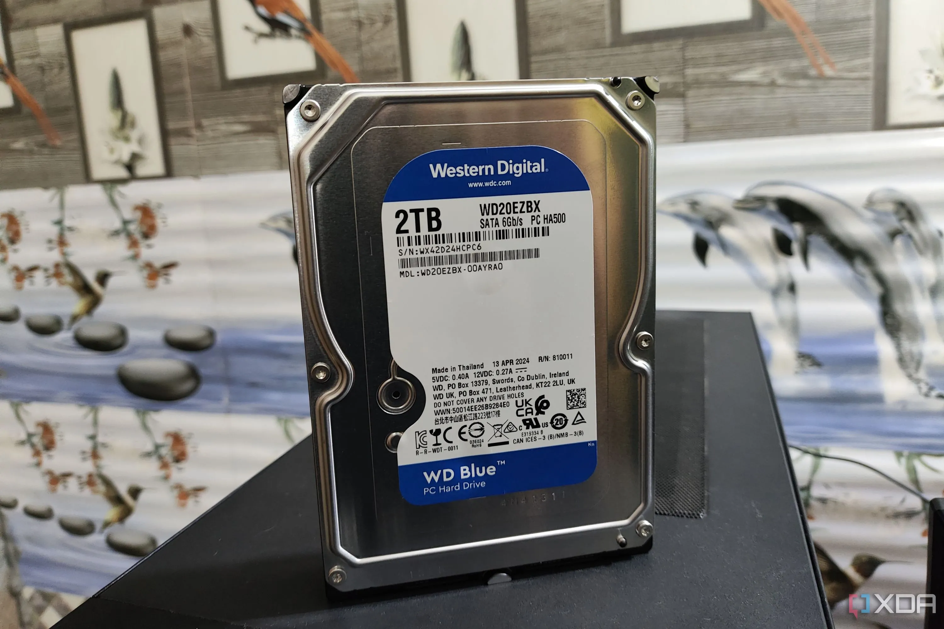 Ổ cứng HDD WD Blue đặt cạnh một máy tính để bàn