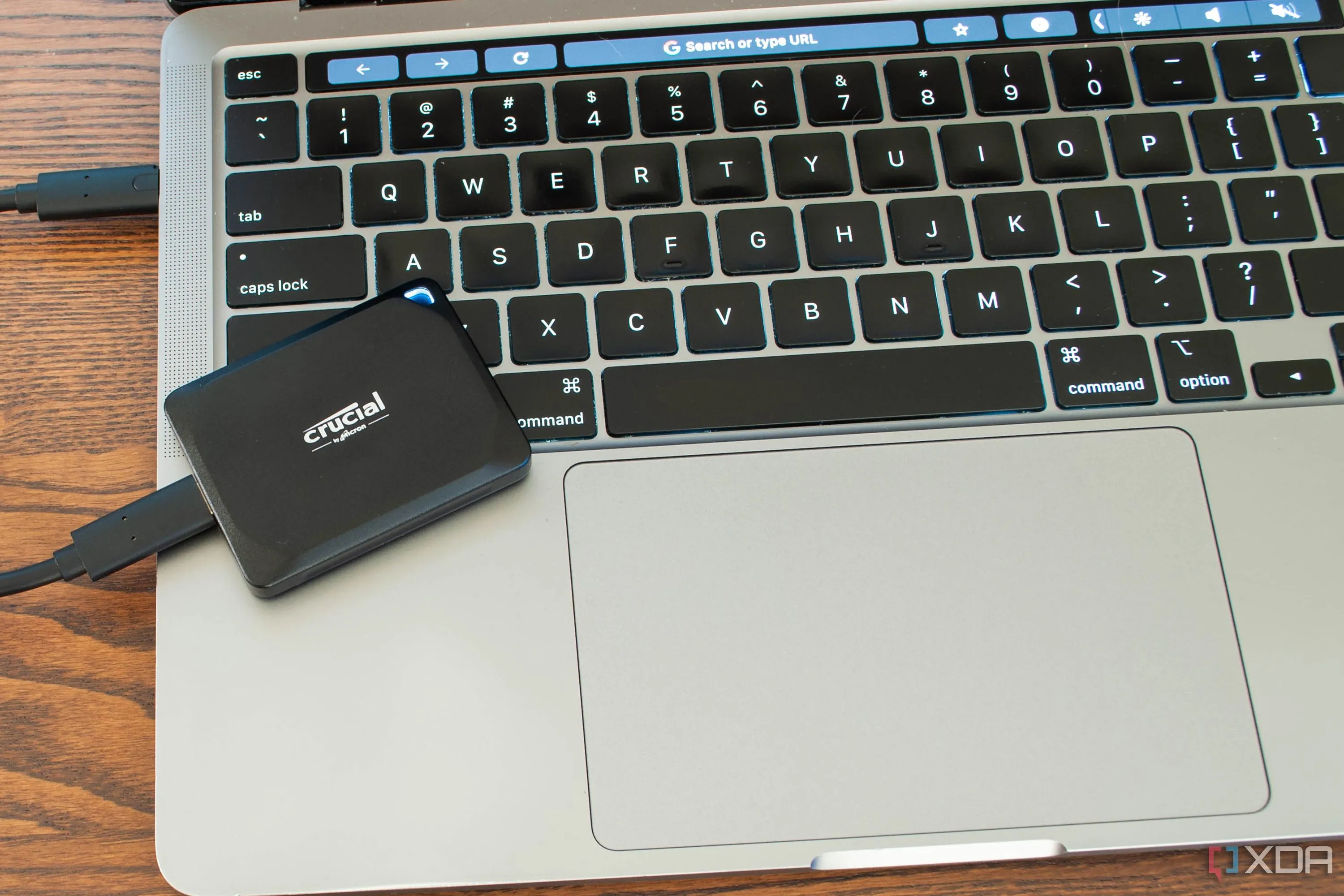 Ổ cứng SSD di động Crucial X10 Pro nhỏ gọn đặt trên bàn phím laptop, tượng trưng cho tính di động.