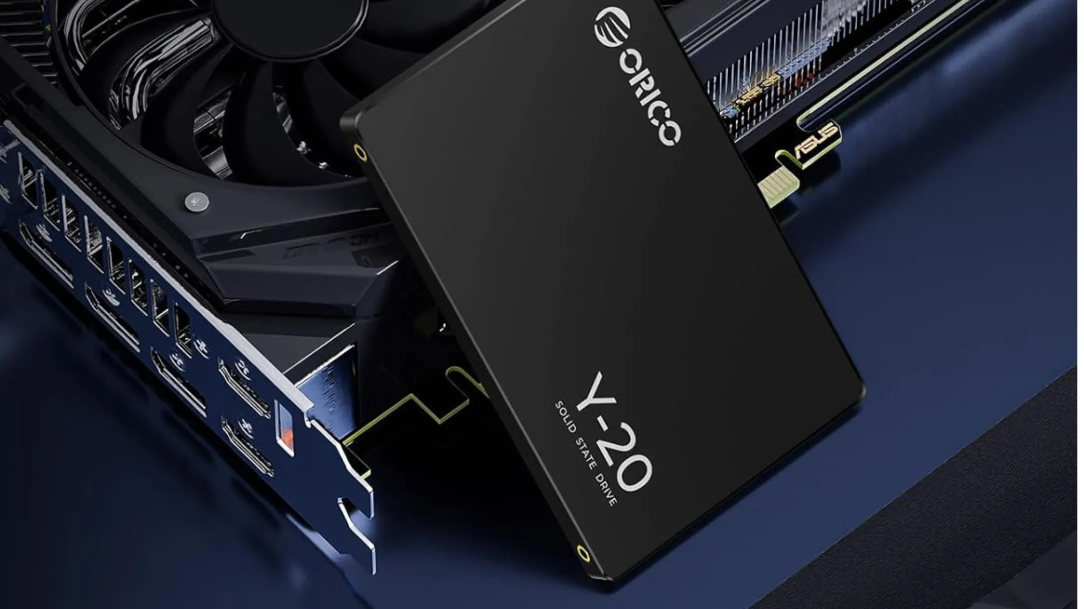 Ổ cứng SSD Orico 4TB 2.5 inch đặt cạnh card đồ họa, minh họa kích thước và khả năng nâng cấp