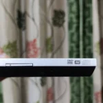 Ổ đĩa quang được tích hợp trên máy tính xách tay, cần thiết để đọc DVD và Blu-Ray