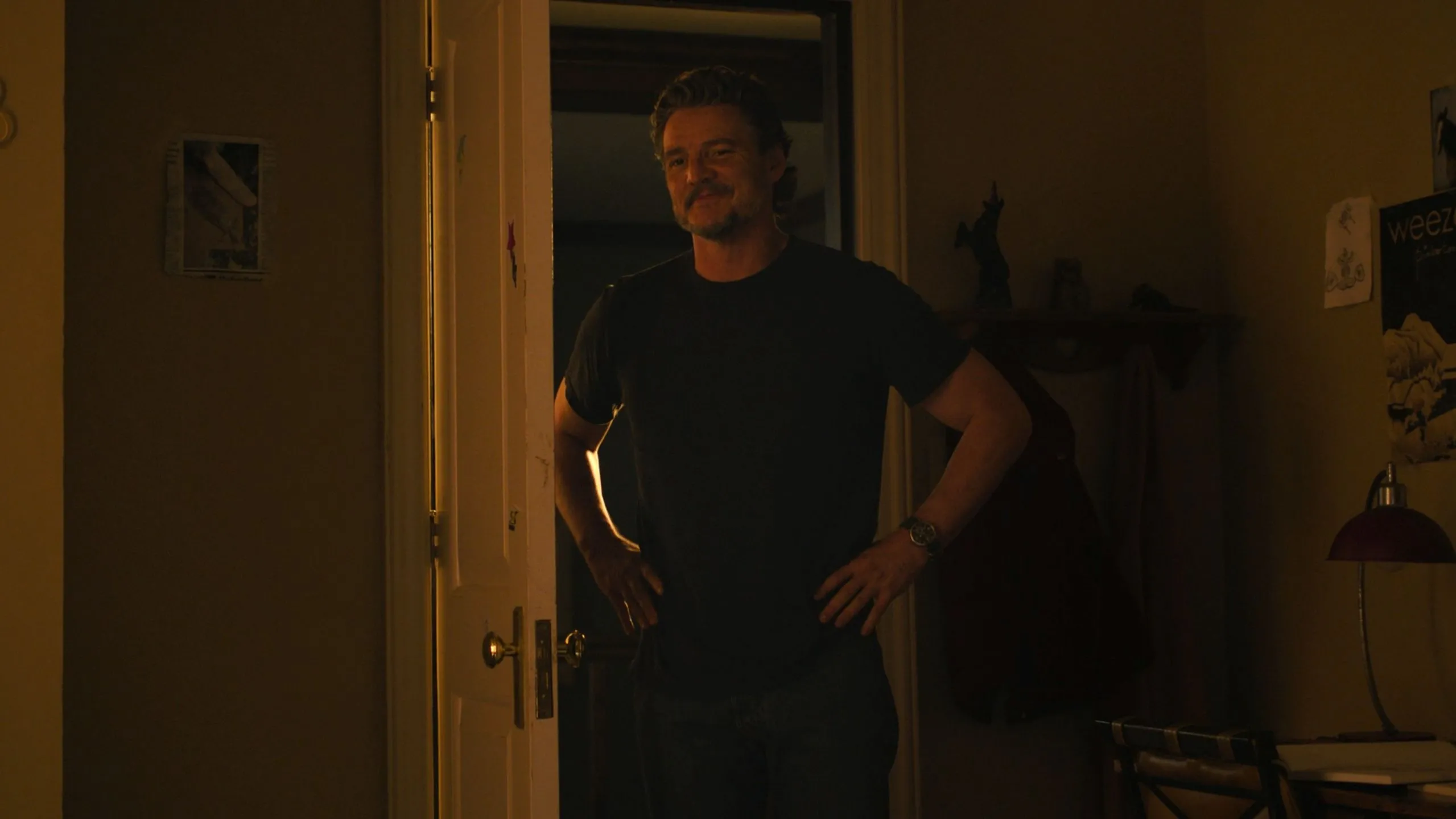 Pedro Pascal trong vai Joel mỉm cười, xuất hiện trong phân cảnh hồi ức quan trọng ở cuối tập 5 The Last of Us Season 2.