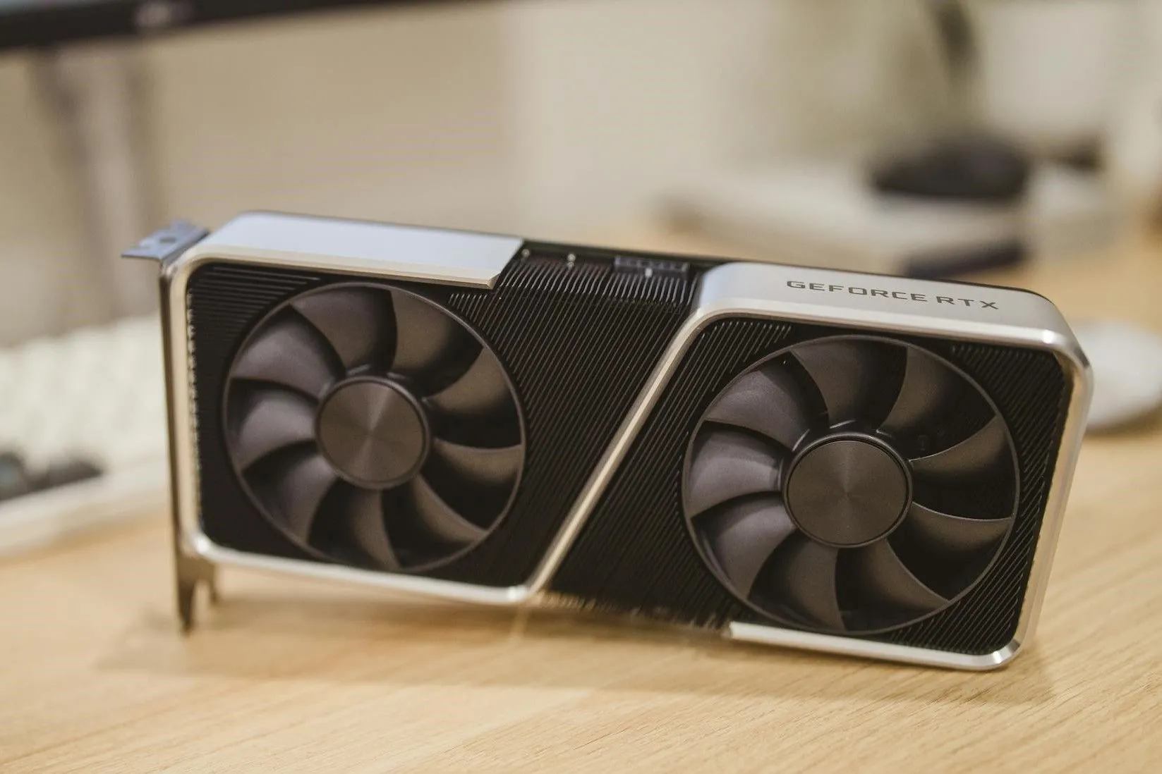 Phiên bản Founder's Edition của card đồ họa Nvidia GeForce RTX 3060 Ti đặt trên bàn.