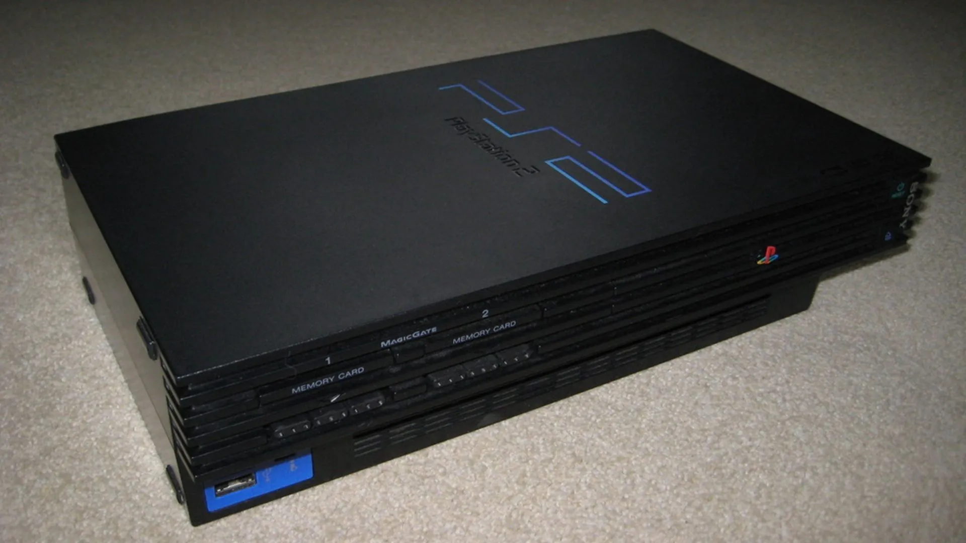 PlayStation 2 đời đầu với thiết kế biểu tượng, tiên phong tích hợp đầu đĩa DVD