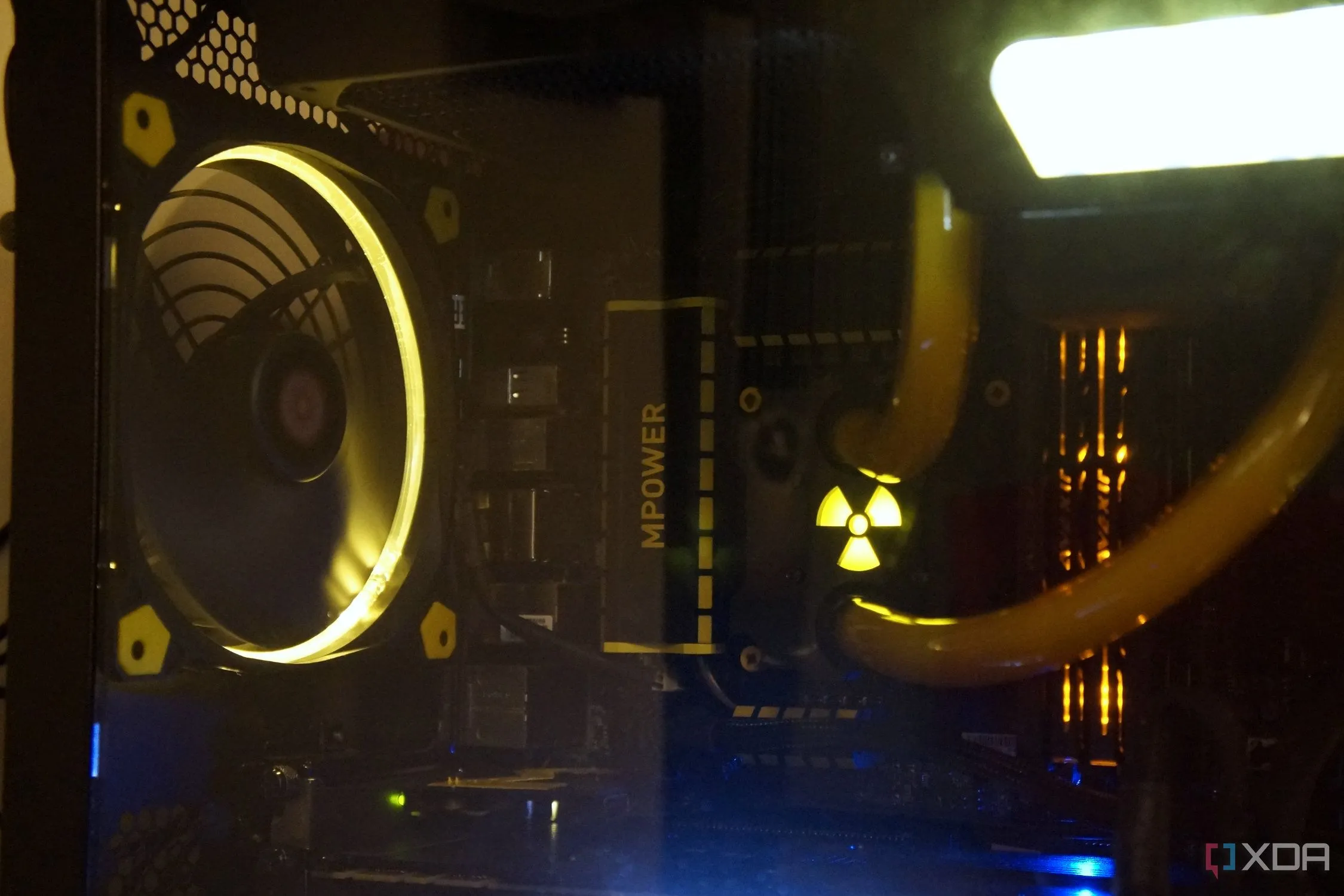 Quạt tản nhiệt Thermaltake Riing LED màu vàng trong hệ thống PC, tập trung vào thẩm mỹ thay vì hiệu năng