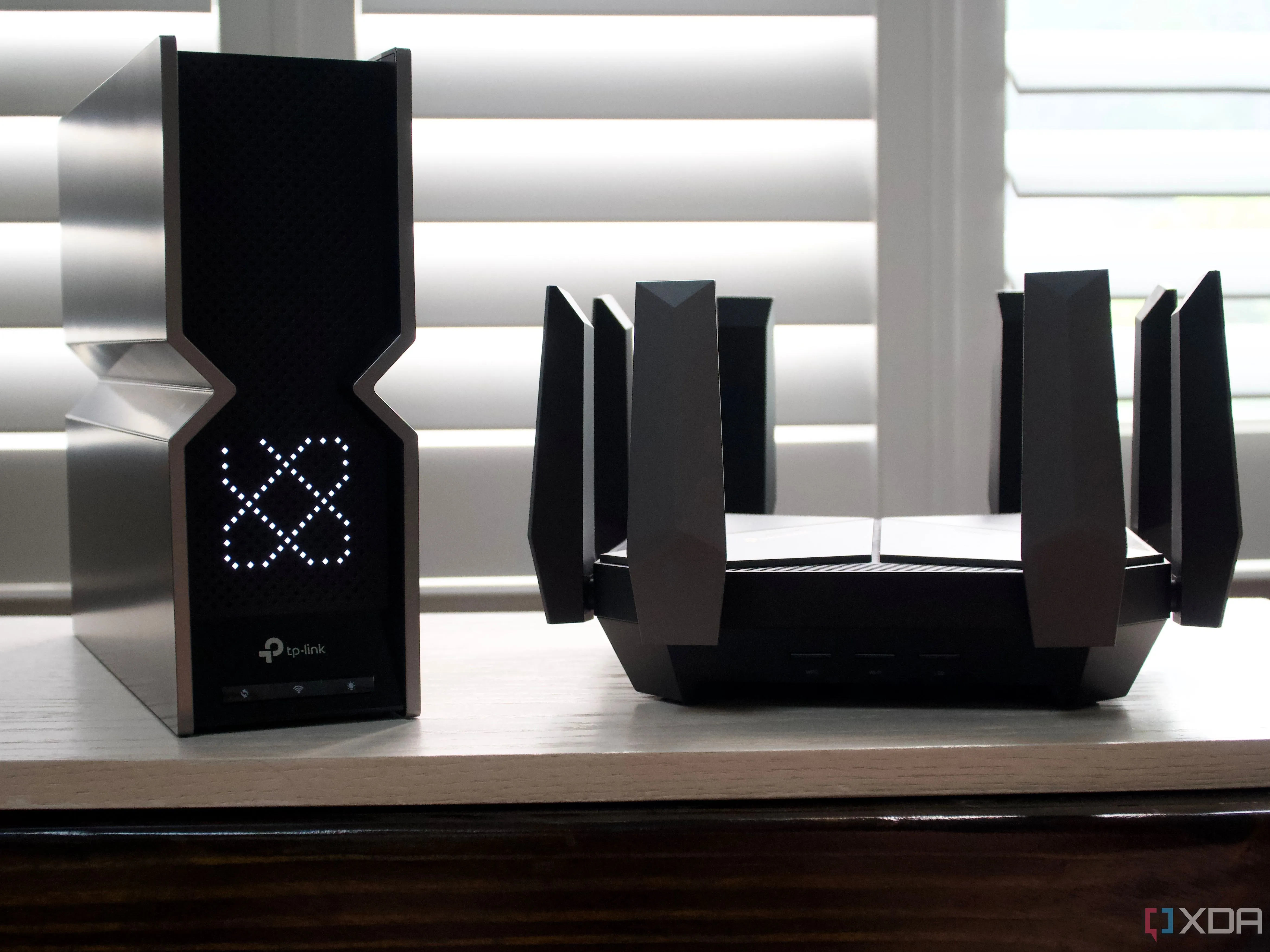 Router TP-Link Archer BE800 Wi-Fi 7 đặt cạnh Archer AXE300