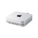 Satechi Stand & Hub màu bạc kết nối liền mạch với Mac Mini, thể hiện các cổng mở rộng phía trước và khe SSD M.2