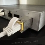 SFP+ 10GBase-T transceiver SF45 đang cắm vào switch mạng, minh họa vấn đề quá nhiệt trong hệ thống cáp đồng.