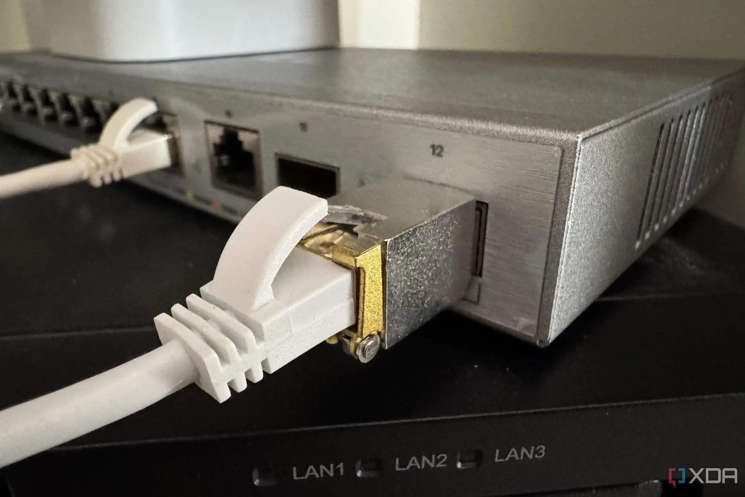 SFP+ 10GBase-T transceiver SF45 đang cắm vào switch mạng, minh họa vấn đề quá nhiệt trong hệ thống cáp đồng.