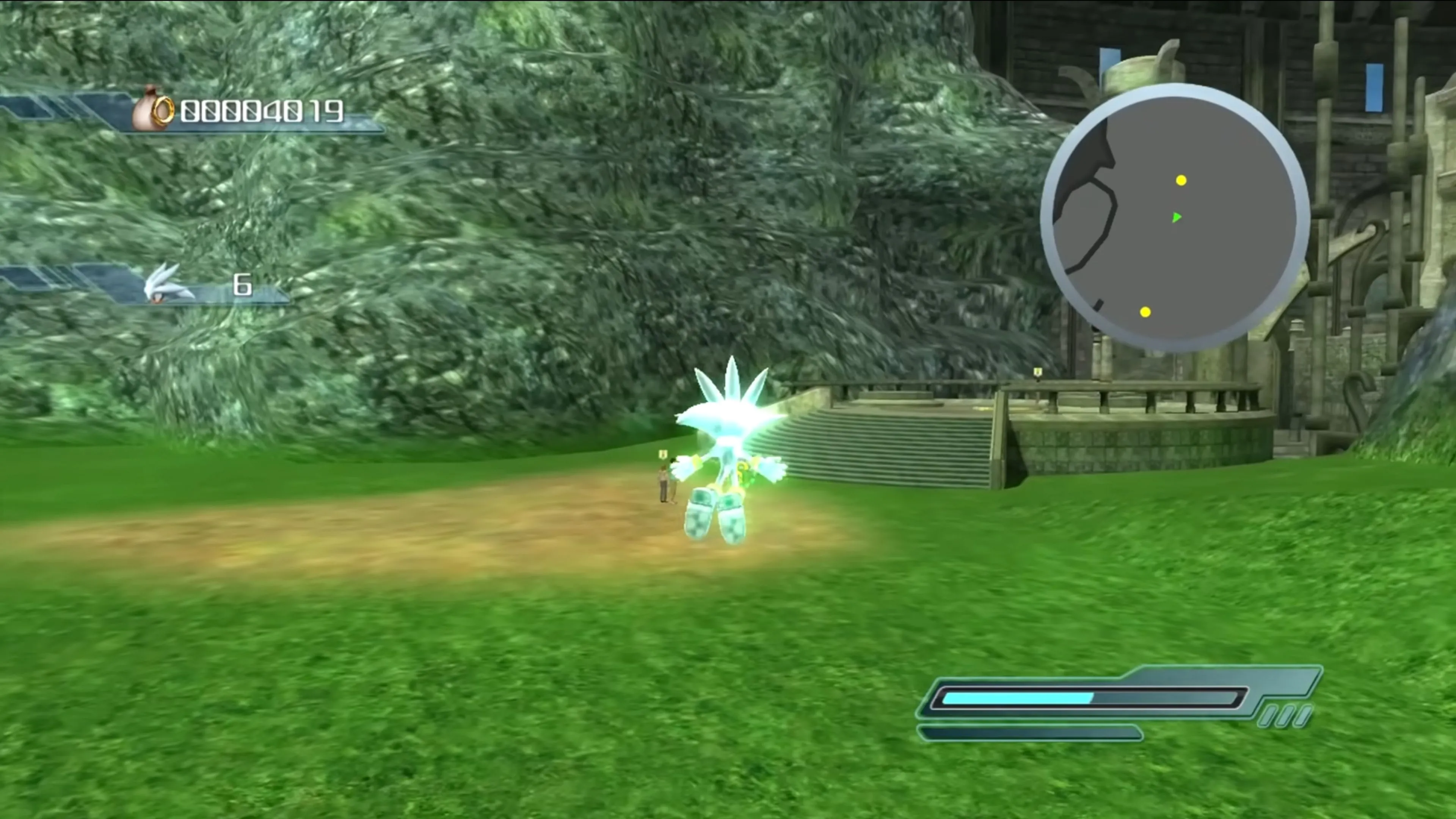 Silver the Hedgehog đang bay lượn trên một khu vực nhiều cây xanh trong game Sonic the Hedgehog (2006).