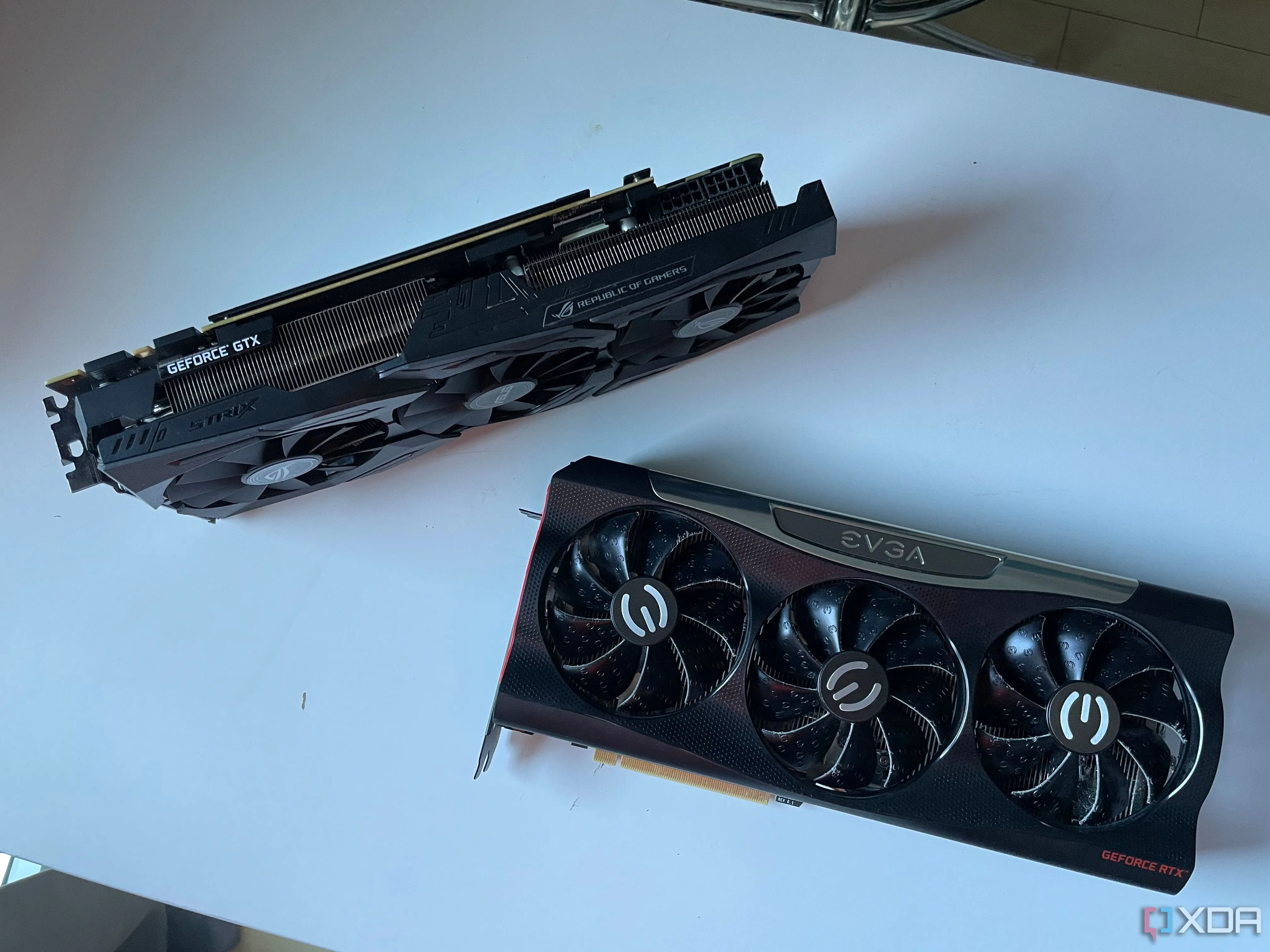 So sánh card đồ họa ASUS STRIX GTX 1080 Ti và EVGA RTX 3080, đại diện cho các đối tác AIB