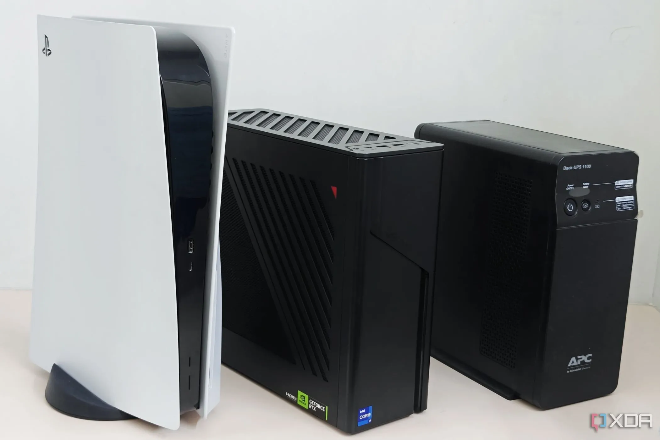 So sánh kích thước UPS với PS5 và PC gaming.