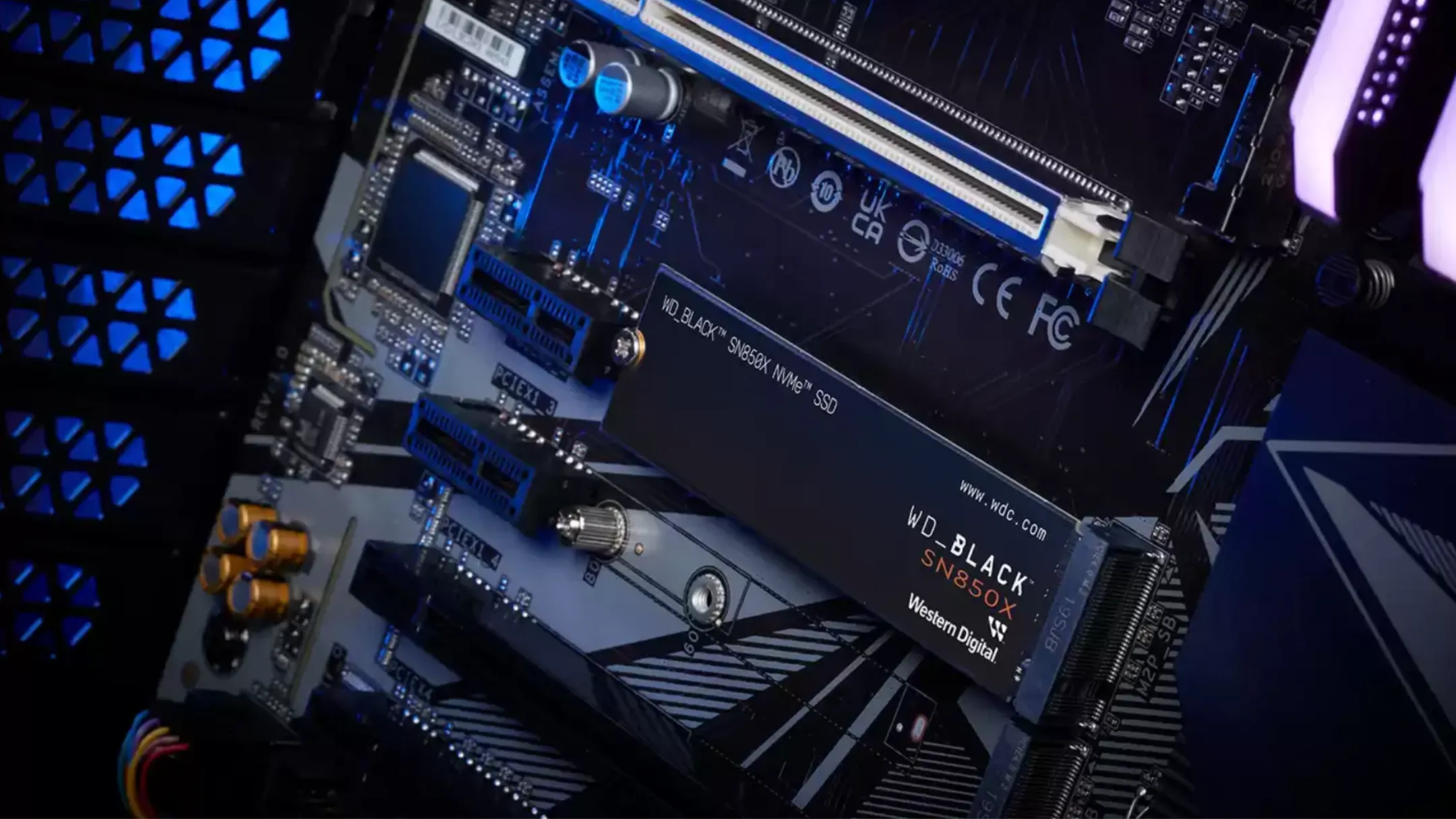 SSD WD Black SN850X 8TB NVMe được gắn vào khe cắm trên bo mạch chủ