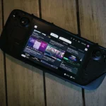 Steam Deck LCD hiển thị giao diện SteamOS, minh họa tính năng Wake-on-Bluetooth.