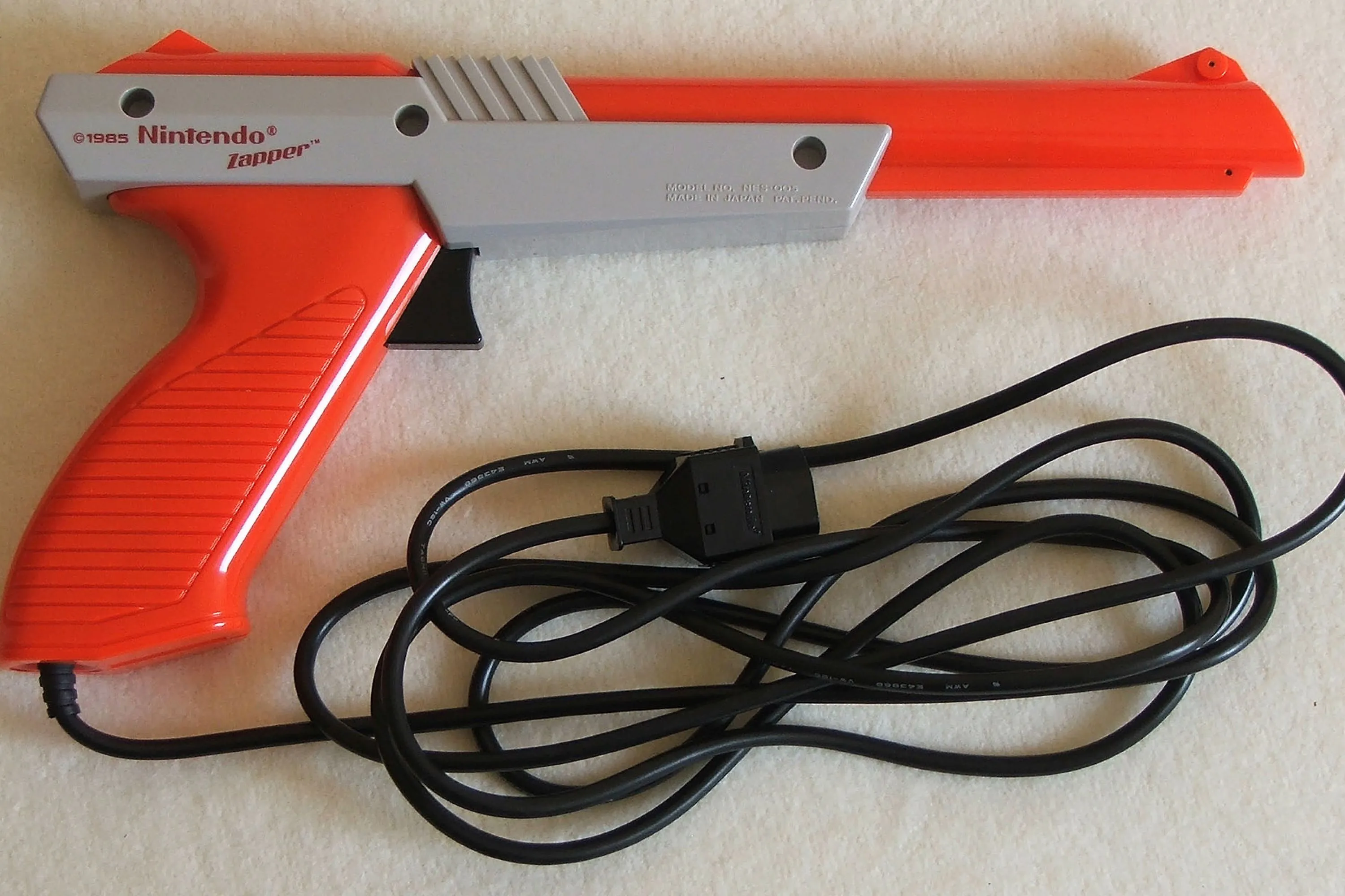 Súng NES Zapper màu xám trên nền sàn nhà