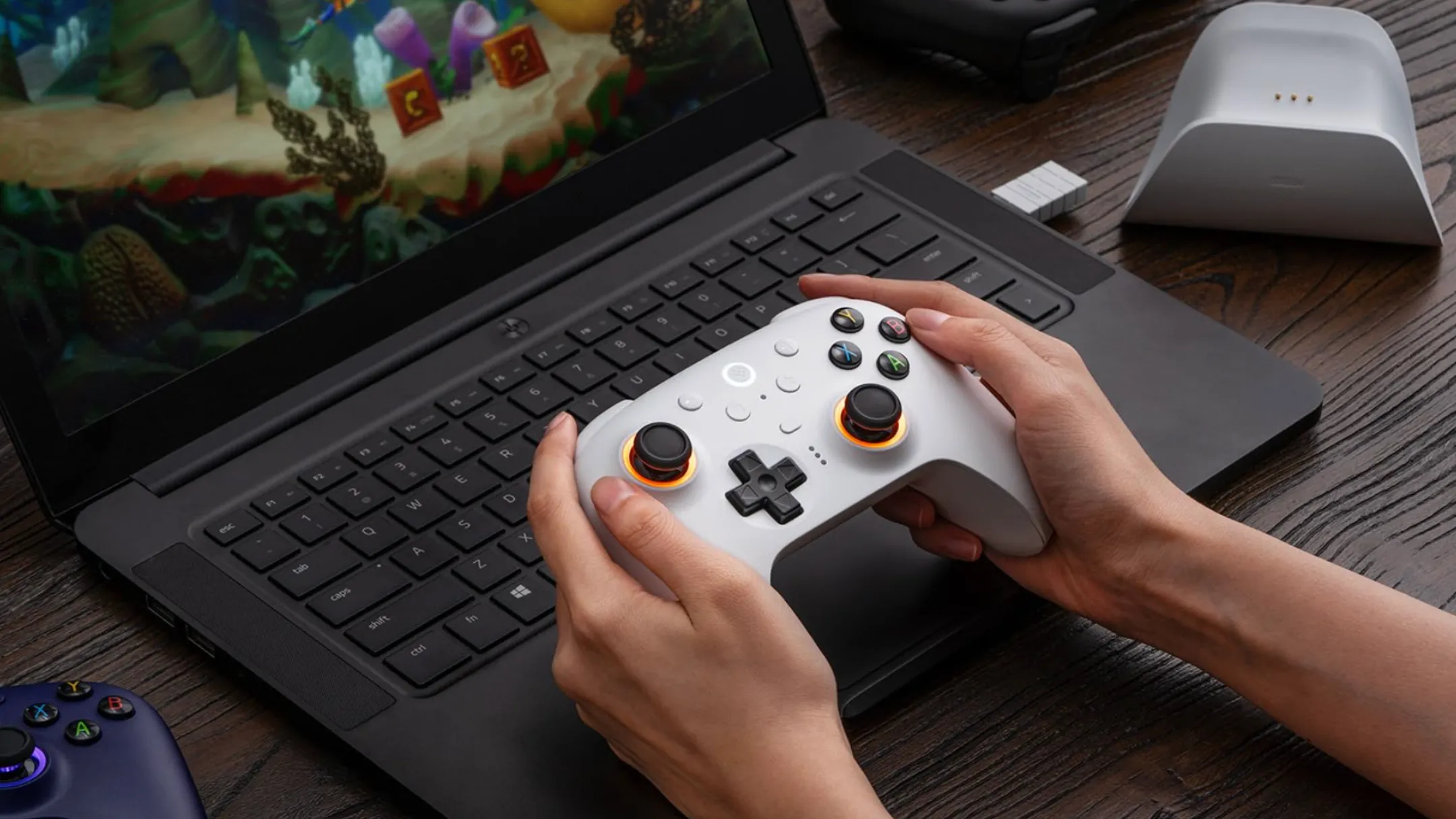 Tay cầm 8BitDo Ultimate 2 tương thích đa nền tảng Windows và Android, kèm dock sạc tiện lợi