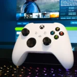 Tay cầm chơi game Xbox không dây màu trắng, biểu tượng cho trải nghiệm nhận quà từ Microsoft