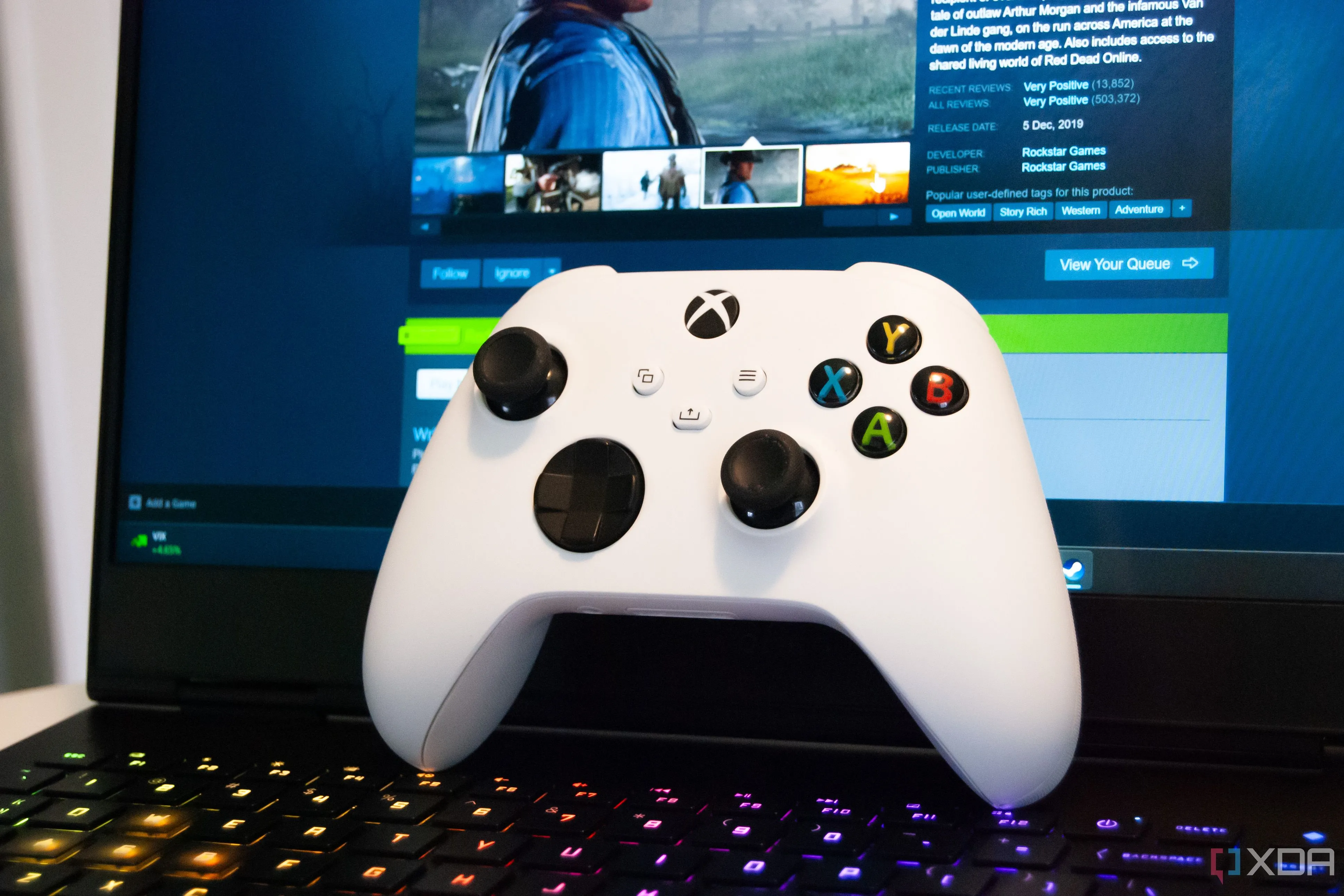 Tay cầm chơi game Xbox không dây màu trắng, biểu tượng cho trải nghiệm nhận quà từ Microsoft