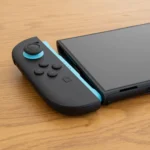 Tay cầm Joy-Con 2 của Nintendo Switch 2 tách rời khỏi thân máy, minh họa thiết kế module và tính di động của hệ console mới.