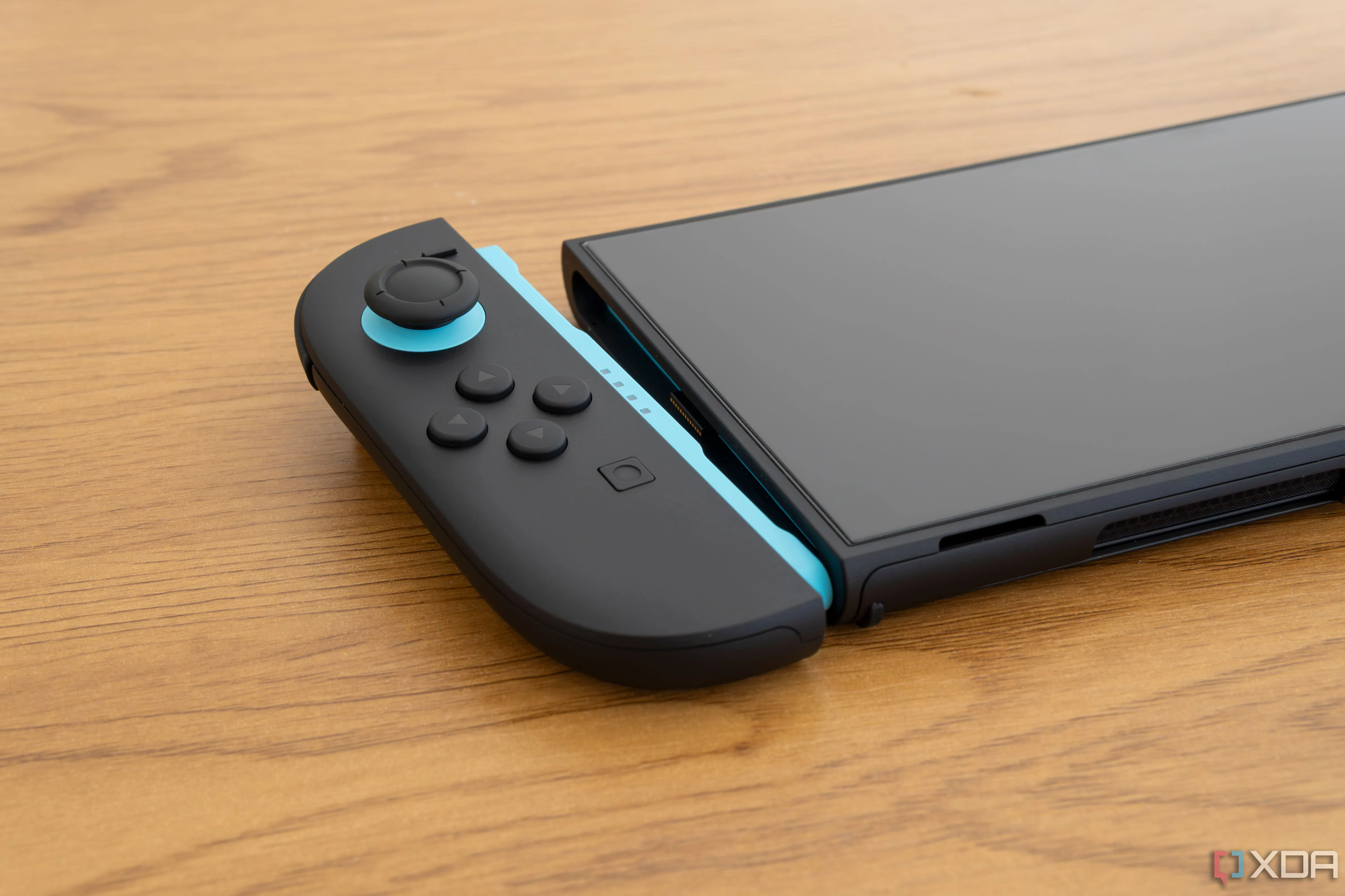 Tay cầm Joy-Con 2 của Nintendo Switch 2 tách rời khỏi thân máy, minh họa thiết kế module và tính di động của hệ console mới.