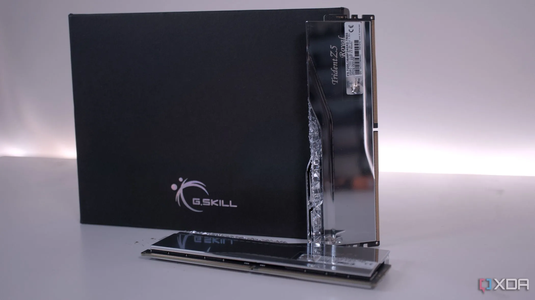 Thanh RAM G.Skill Trident Z5 Royal DDR5-7200 màu vàng đồng với thiết kế sang trọng.